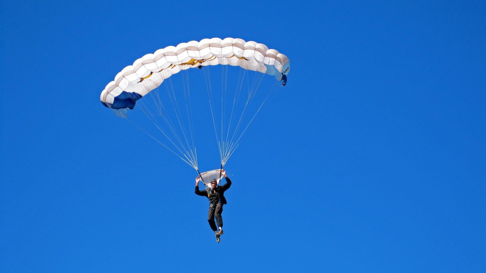 “青春奔跑”青少年篮球公益公益跑在成都盛大举行，激发运动热情